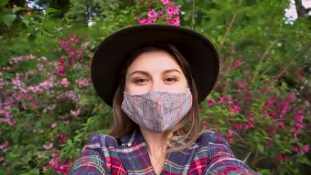 Жінка Носить Захисну Маску Відкритому Повітрі Під Час Пандемії Коронавірусної — стокове відео