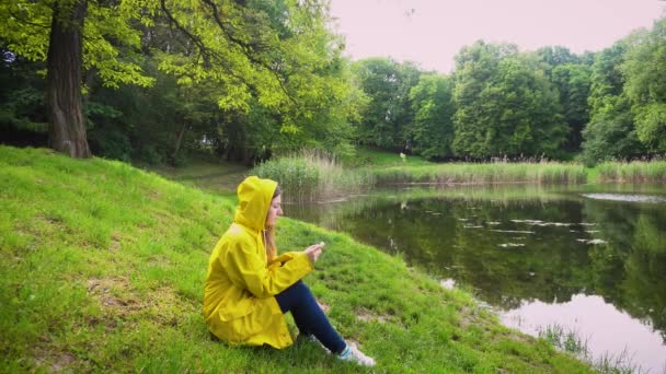 Egy Sárga Esőkabátos Telefonál Nyári Parkban Lány Séta Megcsodálta Táj — Stock videók