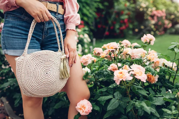 Bolsa Feminina Elegante Jovem Segurando Belos Acessórios Verão Jardim Livre — Fotografia de Stock
