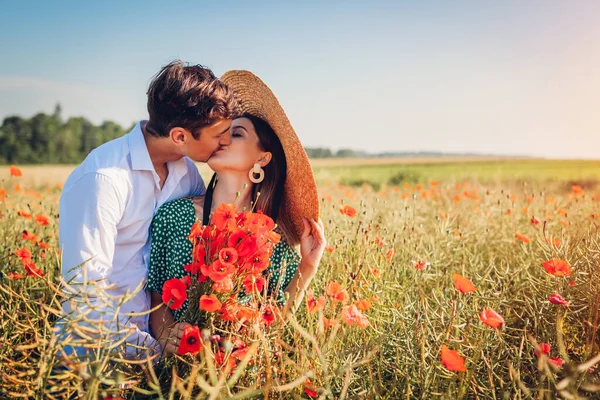 Älskande Par Kyssas Vallmo Fält Med Bukett Blommor Glad Ung — Stockfoto