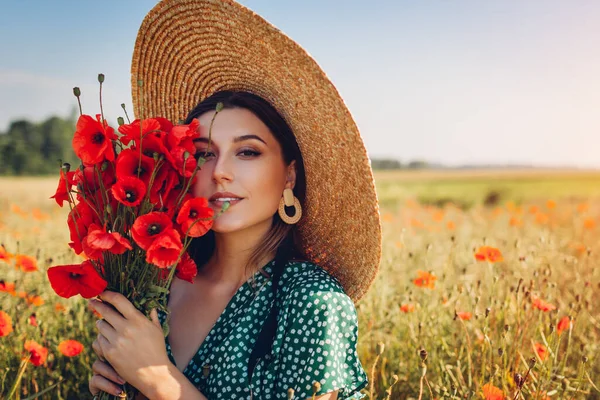 Portrét Mladé Ženy Držící Kytici Makových Květů Kráčející Letním Poli — Stock fotografie