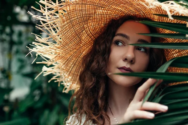 정원에서 짚으로 모자를 아름다운 여성의 사진을 클로즈업해 십시오 액세서리 — 스톡 사진