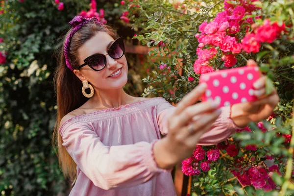 Menina Elegante Jovem Tirando Foto Selfie Smartphone Por Rosas Florescendo — Fotografia de Stock
