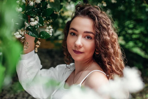 Portrét Mladé Atraktivní Ženy Pózující Bílé Košili Procházející Kvetoucí Zahradě — Stock fotografie