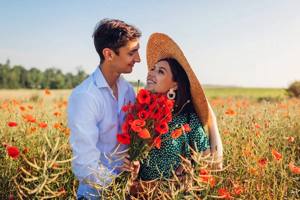 Aimant Couple Étreignant Dans Champ Pavot Avec Bouquet Fleurs Heureux — Photo