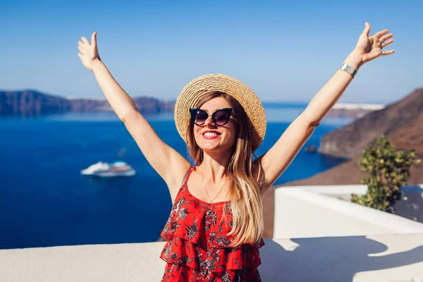 Mujer Viajera Caminando Levantando Las Manos Sintiéndose Libre Feliz Thera — Foto de Stock