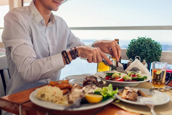 Hombre Come Pescado Con Verduras Restaurante Aire Libre Servido Con —  Fotos de Stock