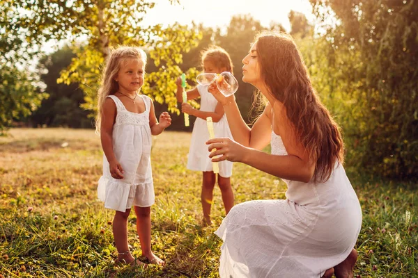 Mutter Und Töchter Pusten Sommerpark Seifenblasen Kinder Haben Spaß Beim — Stockfoto