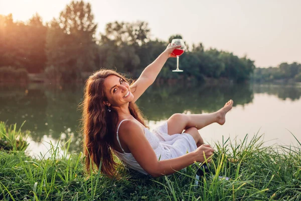 Mujer Joven Disfrutando Una Copa Vino Orilla Del Río Atardecer —  Fotos de Stock