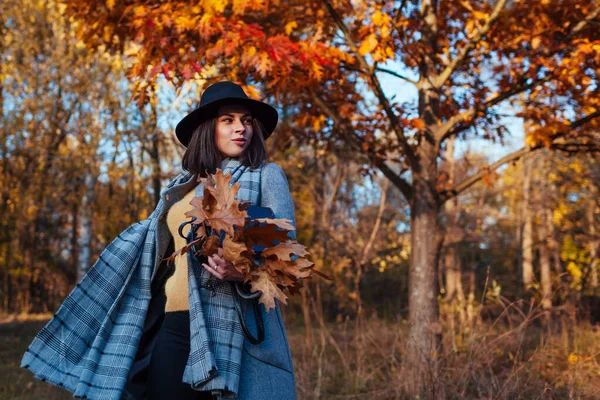 여자가 나뭇잎으로 지갑을 있습니다 의복과 액세서리 — 스톡 사진