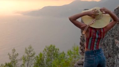 Gezgin kadın dağ manzarasının tadını çıkararak dans ediyor. İyi tatiller. Turist eğleniyor.