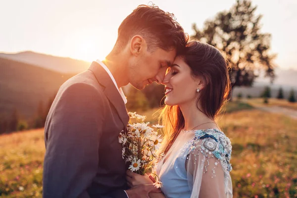 Молодая Любящая Супружеская Пара Обнимающаяся Горах Закате Портрет Счастливой Невесты — стоковое фото