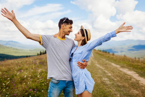 Kochająca Się Para Turystów Podnosi Ramiona Czując Się Szczęśliwa Karpatach — Zdjęcie stockowe