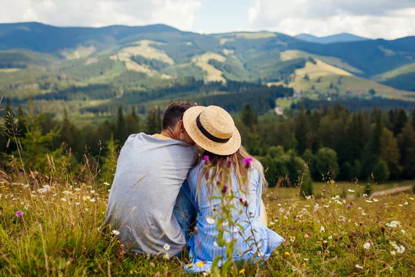 カルパティアの山々に座って風景を楽しむハイカーのカップル 旅行者のキス 夏休みだ バックビュー — ストック写真