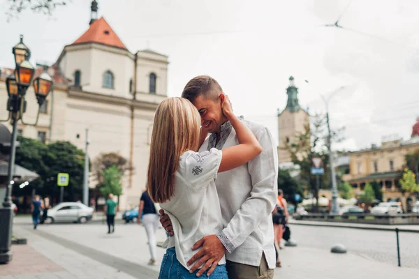 Ein Junges Verliebtes Paar Spaziert Traditionellen Ukrainischen Hemden Durch Die — Stockfoto