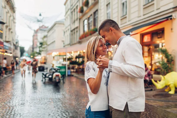 Verliefde Jongeren Wandelen Oude Stad Lviv Dragen Traditionele Oekraïense Overhemden — Stockfoto