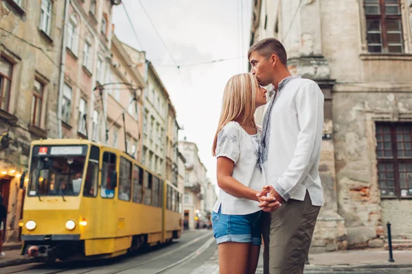 Freund Und Freundin Spazieren Traditionellen Ukrainischen Hemden Durch Die Alte — Stockfoto