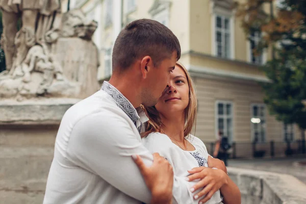 Jeune Couple Amoureux Marchant Dans Vieille Ville Lviv Par Une — Photo