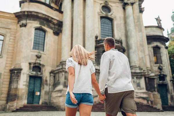 Verliefde Man Vrouw Wandelen Oude Lviv Stad Door Dominicaanse Kathedraal — Stockfoto