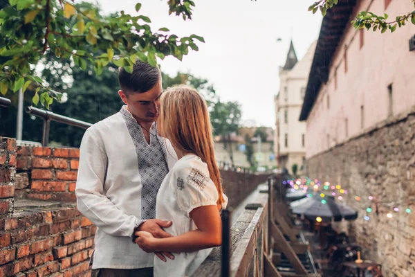 Liefdevol Stel Wandelend Oude Lviv Stad Met Traditionele Oekraïense Shirts — Stockfoto