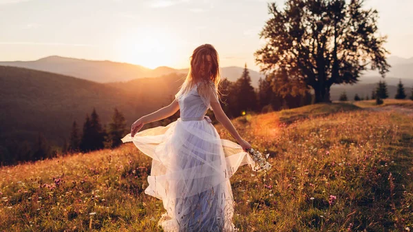 Krásná Nevěsta Tančí Modrých Svatebních Šatech Horách Při Západu Slunce — Stock fotografie