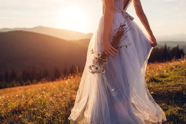 Bruid Draagt Blauwe Trouwjurk Met Boeket Bergen Bij Zonsondergang Vrouw — Stockfoto