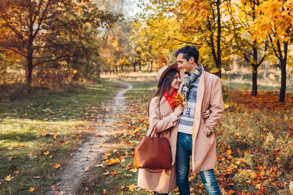 Stilvolles Verliebtes Paar Spaziert Herbstpark Zwischen Bunten Bäumen Glücklicher Mann — Stockfoto