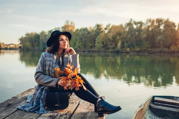 Žena Relaxující Jezeře Molo Lodí Obdivující Podzimní Krajinu Při Západu — Stock fotografie