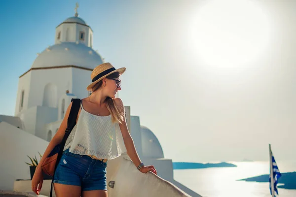 Mujer Turista Disfrutando Del Paisaje Marino Caldera Fira Isla Santorini — Foto de Stock