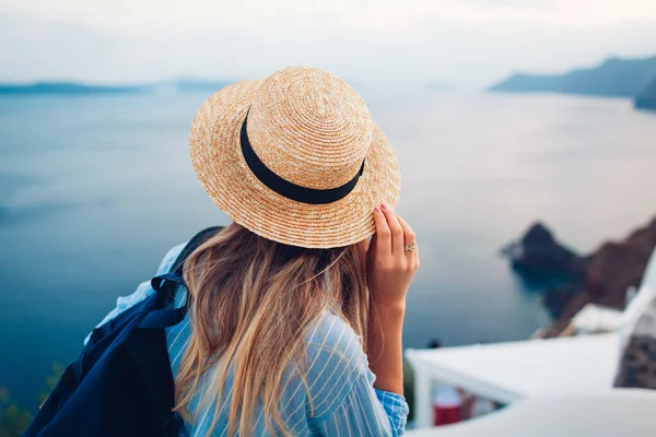Туристична Жінка Ходить Острові Санторіні Греція Насолоджується Морським Ландшафтом Подорожуючий — стокове фото