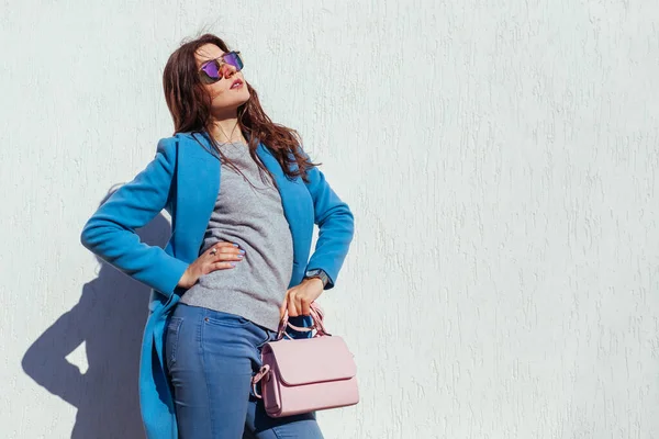Mulher Jovem Segurando Bolsa Elegante Vestindo Casaco Azul Moda Óculos — Fotografia de Stock