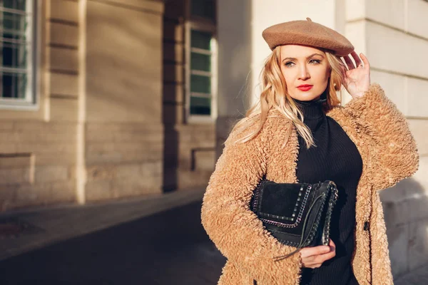 Portrait Stylish Young Blonde Woman Wearing Teddy Coat Beret Holding — Stock Photo, Image