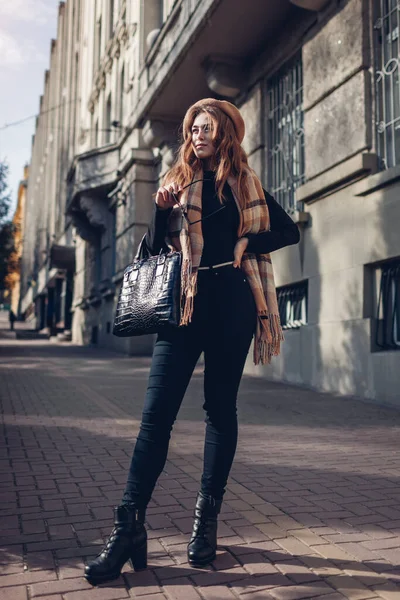 Moda Femenina Mujer Elegante Con Boina Gafas Sol Bufanda Accesorios — Foto de Stock