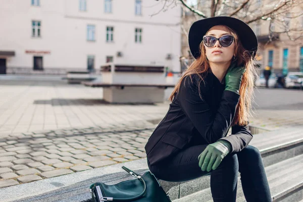 Mulher Elegante Usando Chapéu Óculos Com Bolsa Verde Luvas Sentadas — Fotografia de Stock