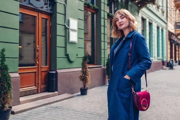 Elegante Mujer Joven Con Traje Moda Chaqueta Azul Caminando Con — Foto de Stock