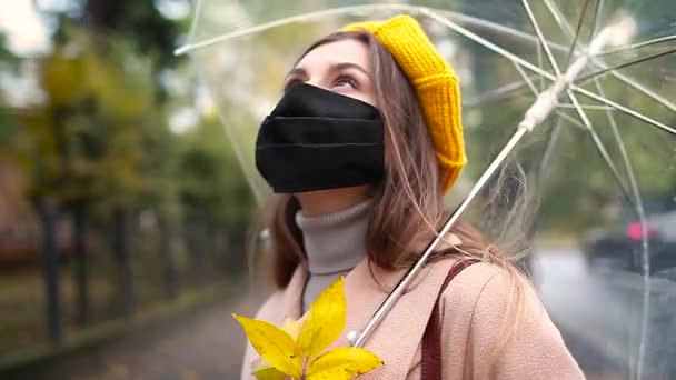 Jovem Elegante Máscara Protetora Andando Rua Cidade Outono Sob Guarda — Vídeo de Stock