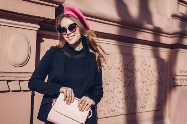 Fall Beauty Fashion Stylish Woman Wearing Pink Beret Glasses Holding — Stock Photo, Image