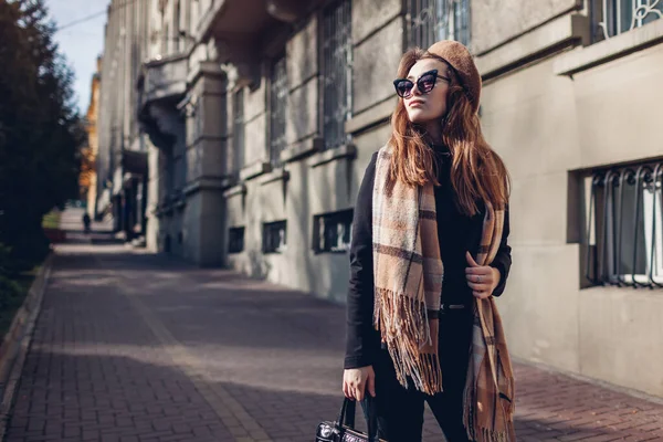 가을의 아름다운 아름다운 여성이 베이지 버넷을 선글라스를 핸드백을 부속품들 — 스톡 사진