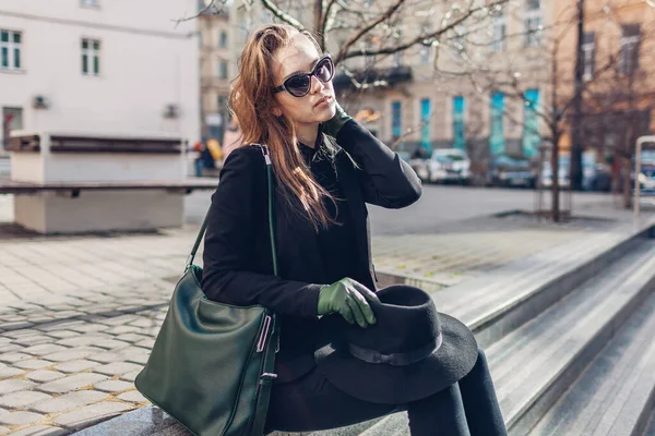 Mujer Elegante Sentada Las Escaleras Ciudad Chica Lleva Sombrero Gafas — Foto de Stock