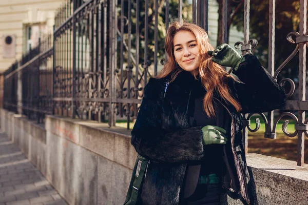 Giovane Donna Felice Indossando Pelliccia Con Borsetta Verde Guanti All — Foto Stock