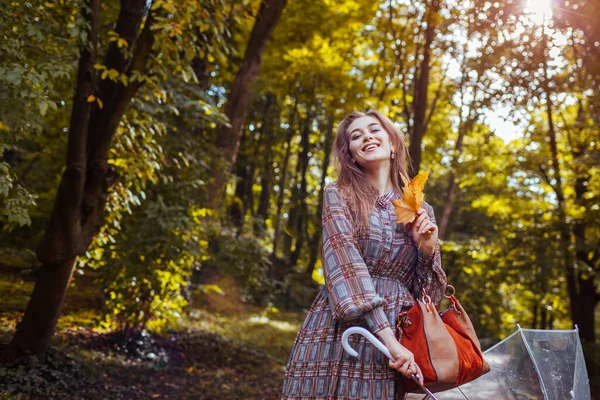 Feliz Joven Mujer Caminando Aire Libre Con Paraguas Transparente Después —  Fotos de Stock