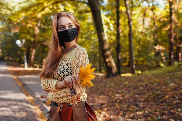 Красивая Молодая Женщина Носит Черную Защитную Маску Гуляя Осеннему Парку — стоковое фото