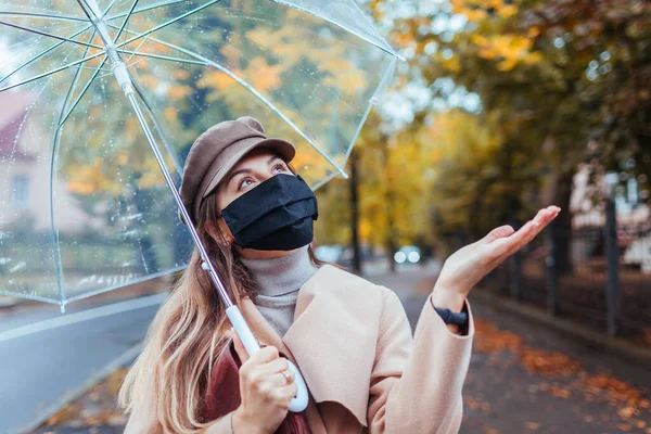 마스크를 여성이 우산을 거리를 코로나 바이러스 공방전 유행병 — 스톡 사진