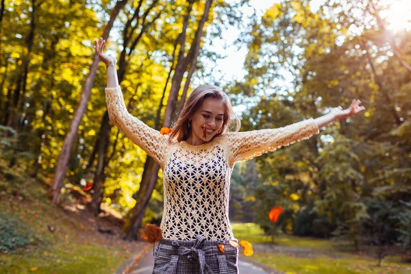 Happy Girl Throwing Leaves Walking Fall Park Young Woman Enjoying — Stock Photo, Image