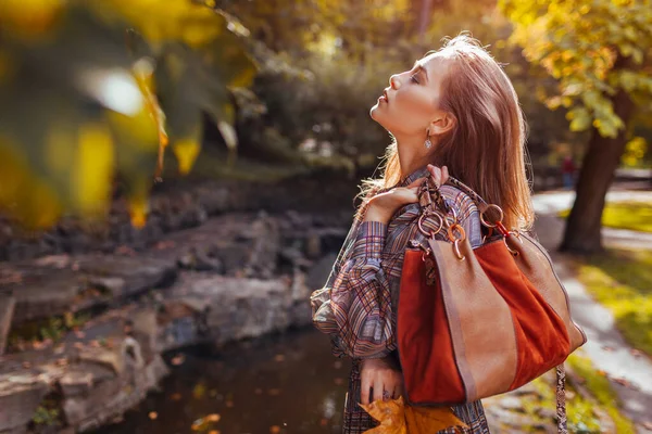 Fashionable Woman Holds Brown Purse Leaves Autumn Park Stylish Girl — Stock Photo, Image