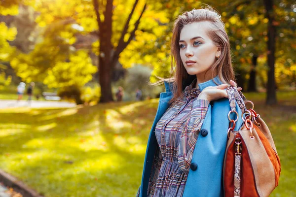 Retrato Jovem Segurando Bolsa Marrom Parque Outono Menina Elegante Usa — Fotografia de Stock