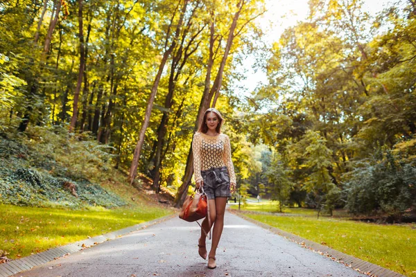 Полный Портрет Девушки Гуляющей Осеннем Парке Стильная Счастливая Женщина Наслаждающаяся — стоковое фото