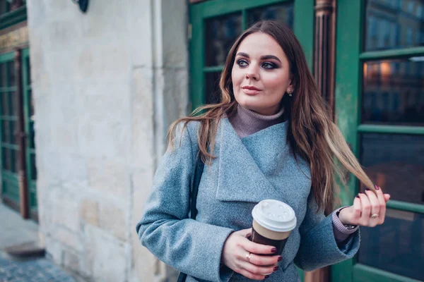 여성이 걷다가 커피를 마시고 있습니다 — 스톡 사진