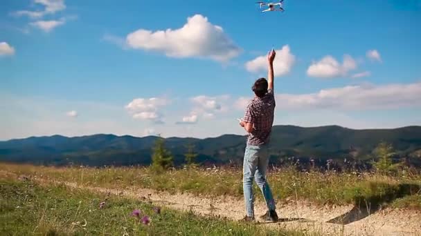 Drón Távirányító Ember Befejezi Helikopter Irányítását Hegyekben Katéterezi Azt Kárpátok — Stock videók