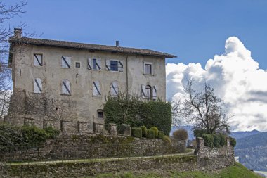 Eski Ortaçağ Kalesi 17 yüzyılda yeni bir yapı tarafından değiştirildi - eski kalenin tek kalan kule uyarı Meydanı